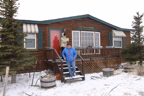 Ngôi nhà 3 phòng ngủ, không lầu, không hầm đầy đủ tiện nghi. Một số nội thất rời, đồ đạc đã được chuyển về cho ông Don Sammons (chủ cũ) tại Denver một ngày trước khi bàn giao thị trấn cho tân thị trưởng.