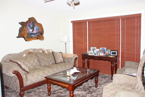 Phòng khách được Don Sammons thiết kế và bày trí theo kiểu cổ điển, phong cách cao bồi. Phòng khách được Don Sammons thiết kế và bày trí theo kiểu cổ điển, phong cách cao bồi.