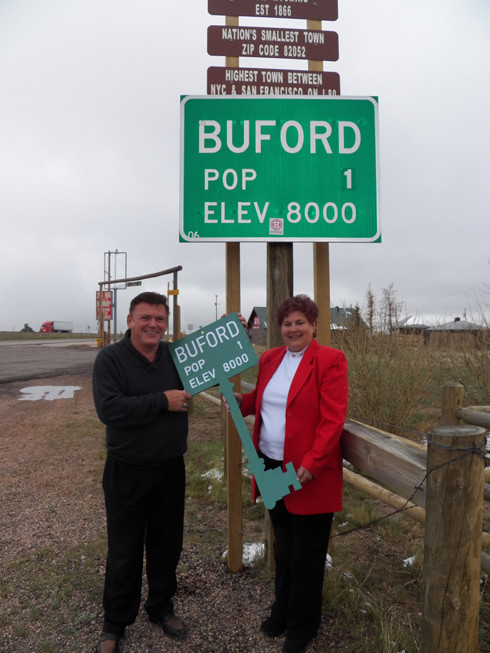 Chuyển giao chìa khóa tượng trưng của thị trấn từ chủ cũ sang chủ mới. Đại diện cho ông Phạm Đình Nguyên tại Buford là bà Rosie Weston. Chuyển giao chìa khóa tượng trưng của thị trấn từ chủ cũ sang chủ mới. Đại diện cho ông Phạm Đình Nguyên tại Buford là bà Rosie Weston.