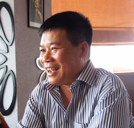 Anh Trần Văn Thạch (SN 1963) ở thị trấn Hương Khê, huyện Hương Khê (Hà Tĩnh) chủ nhân siêu xe Rolls-Royce Phantom rồng đình đám là dân kinh doanh đa ngành, trong đó có kinh doanh gỗ.