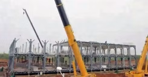 Các công nhân đang đặt các thanh ngang và đưa các tấm vào vị trí. Ảnh: BBC Các công nhân đang đặt các thanh ngang và đưa các tấm vào vị trí. Ảnh: BBC