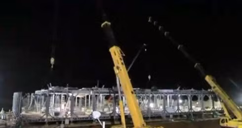 Họ sử dụng 4 mô hình thép dài 50m và nâng lên trên bằng cần cẩu. Ảnh: BBC Họ sử dụng 4 mô hình thép dài 50m và nâng lên trên bằng cần cẩu. Ảnh: BBC