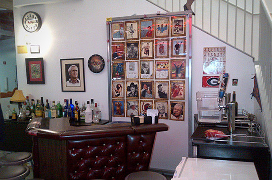 Quầy bar, nơi mọi người có thể cụng ly và tán dóc thoải mái trong giờ nghỉ. Tại trụ sở này có 5 quầy bar như thế này, với đầy rượu và bia trên các kệ.