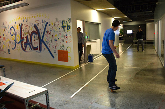 Cũng như các công ty khác ở thung lũng Silicon, “đại bản doanh” Facebook có nhiều thiết kế sáng tạo. Trong ảnh là một sàn nhà láng bóng để nhân viên có thể trượt pa-tanh thoải mái ngay tại nơi làm việc.