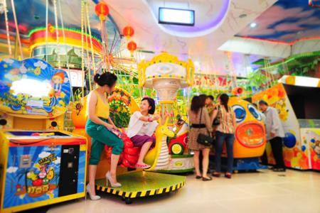 Bên cạnh cuộc thi vẽ tranh, chuỗi hệ thống TTTM Vincom Center còn tổ chức nhiều hoạt động bổ ích và nhiều trò chơi thú vị từ 16h đến 18h ngày 1/6. Bên cạnh cuộc thi vẽ tranh, chuỗi hệ thống TTTM Vincom Center còn tổ chức nhiều hoạt động bổ ích và nhiều trò chơi thú vị từ 16h đến 18h ngày 1/6.