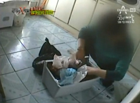 Nhiều túi đen đựng bào thai được người phụ nữ lấy trong tủ lạnh ra. Nhiều túi đen đựng bào thai được người phụ nữ lấy trong tủ lạnh ra.