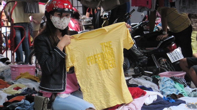 Cái áo được khách chọn mua với giá 6.000 đồng - Ảnh: S.Lâm Cái áo được khách chọn mua với giá 6.000 đồng - Ảnh: S.Lâm