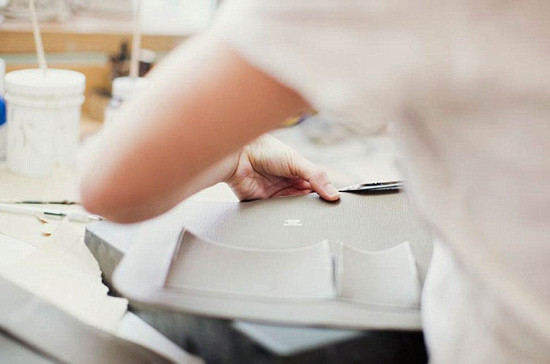 Bí mật làm nên thương hiệu Hermes không phải ở chất lượng máy khâu mà ở sự tỉ mẩn và chú tâm của những người thợ lành nghề, chưa kể tới lịch sử Hermes đã gắn liền với các sản phẩm da kể từ khi xuất hiện vào năm 1837. Bí mật làm nên thương hiệu Hermes không phải ở chất lượng máy khâu mà ở sự tỉ mẩn và chú tâm của những người thợ lành nghề, chưa kể tới lịch sử Hermes đã gắn liền với các sản phẩm da kể từ khi xuất hiện vào năm 1837.