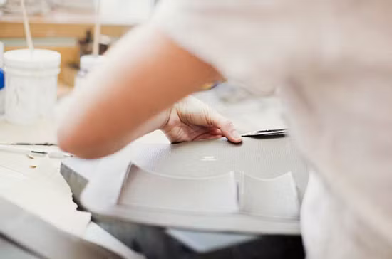 Bí mật làm nên thương hiệu Hermes không phải ở chất lượng máy khâu mà ở sự tỉ mẩn và chú tâm của những người thợ lành nghề, chưa kể tới lịch sử Hermes đã gắn liền với các sản phẩm da kể từ khi xuất hiện vào năm 1837.