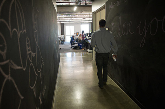 Hành lang “vẽ vời” là một ví dụ khác cho thấy nhân viên Facebook được tạo điều kiện để thỏa trí sáng tạo tới mức nào. Với hành lang này, nhân viên Facebook tha hồ vẽ vời hoặc viết tin nhắn lên trên đó mà không lo bị nhắc nhở là bôi bẩn không gian làm việc.