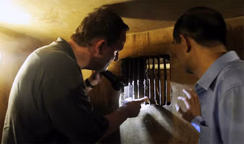 Tổng giám đốc khách sạn, ông Kai Speth đang kiểm tra cửa thông gió (ảnh Metropole)