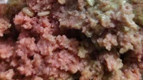 Bánh mì có dòi được phát hiện trong phần nhân patê (ảnh cơ quan chức năng cung cấp) Bánh mì có dòi được phát hiện trong phần nhân patê (ảnh cơ quan chức năng cung cấp)