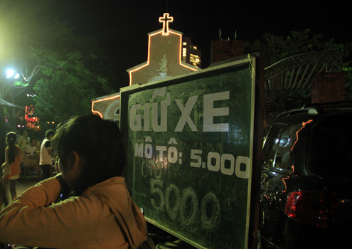 \ Một số điểm giữ xe niêm yết giá song vẫn thu quá giá. Ảnh: VNE \ Một số điểm giữ xe niêm yết giá song vẫn thu quá giá. Ảnh: VNE