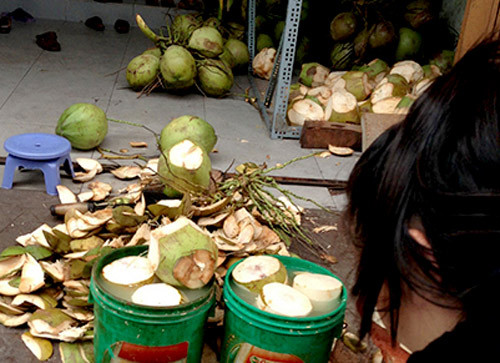 Dừa được ngâm trong hóa chất lưu huỳnh, phốt pho để làm trắng.