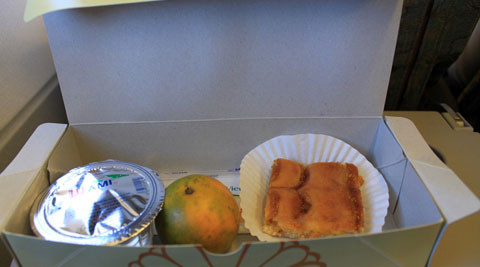 Trong khi các suất ăn trên chuyến quốc tế được đánh giá cao, thì những món ăn chặng ngắn hoặc trong nước của hãng lại chịu không ít lời chê bai. Tuy nhiên, Vietnam Airlines vẫn được coi là hãng có những suất ăn nóng sốt nhất.