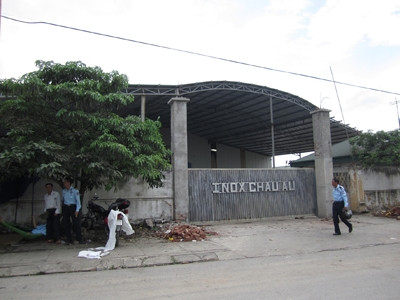 Ngân hàng phải cử nhân viên, thuê công ty bảo vệ canh chừng hàng hóa của Cty Inox Châu Âu (Hà Tây) 24/24 giờ.