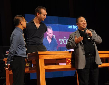 Cuộc gặp gỡ giữa Nick Vujicic với doanh nhân Việt, theo ông Lê Phước Vũ (phải): “Tôi muốn Nick Vujicic đến như một niềm vui, một sự động viên, một sự truyền cảm hứng tinh thần để các doanh nhân Việt tiếp tục dũng cảm vượt qua khó khăn, để giai đoạn này tất cả những DN Việt nhìn lại mình”.