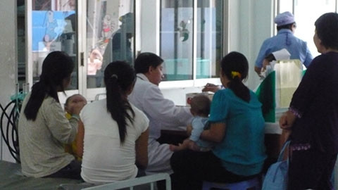 Nhiều bệnh nhi phải đi khám tâm lý vì cha mẹ cho ăn sai cách. Ảnh: Thanh Huyền. Nhiều bệnh nhi phải đi khám tâm lý vì cha mẹ cho ăn sai cách. Ảnh: Thanh Huyền.