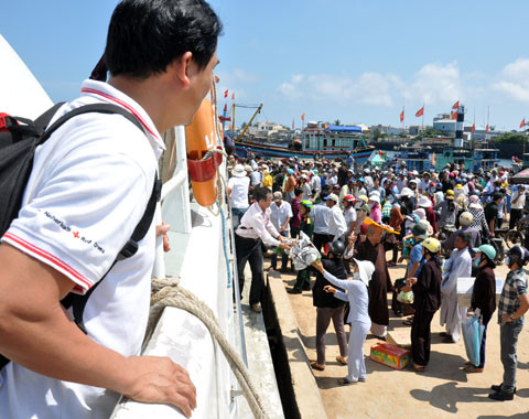 Tàu cao tốc cập cảng đảo Lý Sơn. Tàu cao tốc cập cảng đảo Lý Sơn.