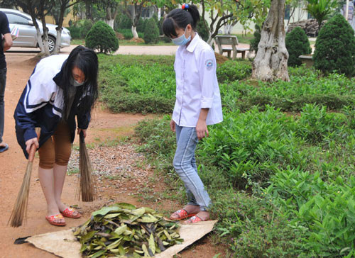 Tổ chức vệ sinh, tiêu độc, khử trùng toàn bộ khu vực trường - Ảnh: Tùng Lâm Tổ chức vệ sinh, tiêu độc, khử trùng toàn bộ khu vực trường - Ảnh: Tùng Lâm