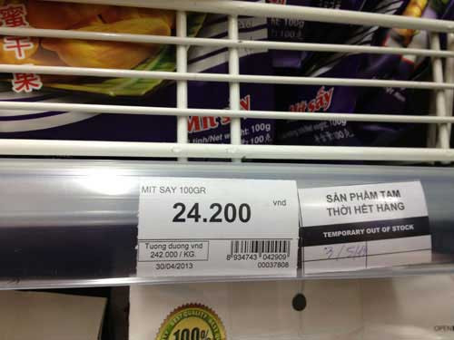 Nhiều kệ hàng ở siêu thị BigC dán thông báo “tạm thời hết hàng”. Nhiều kệ hàng ở siêu thị BigC dán thông báo “tạm thời hết hàng”.