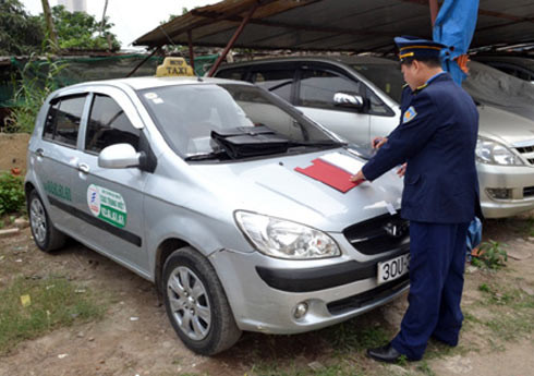 Đầu tháng 4, thanh tra giao thông Hà Nội đã phát hiện một xe taxi của hãng Trung Việt lắp thiết bị điều khiển từ xa làm sai lệch giá cước trên đồng hồ. Nhờ đó, nếu xe chạy với tốc độ 20 km một giờ thì chỉ cần di chuyển trong 1 km, giá cước sẽ bị đẩy lên 400.000 đồng. Ảnh: Báo Kinh tế đô thị. Đầu tháng 4, thanh tra giao thông Hà Nội đã phát hiện một xe taxi của hãng Trung Việt lắp thiết bị điều khiển từ xa làm sai lệch giá cước trên đồng hồ. Nhờ đó, nếu xe chạy với tốc độ 20 km một giờ thì chỉ cần di chuyển trong 1 km, giá cước sẽ bị đẩy lên 400.000 đồng. Ảnh: Báo Kinh tế đô thị.