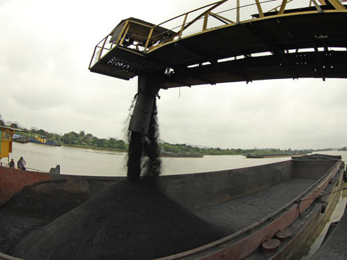 Giá bán than cho ngành điện sẽ tăng gần 30% so với năm 2011. Ảnh: TTXVN