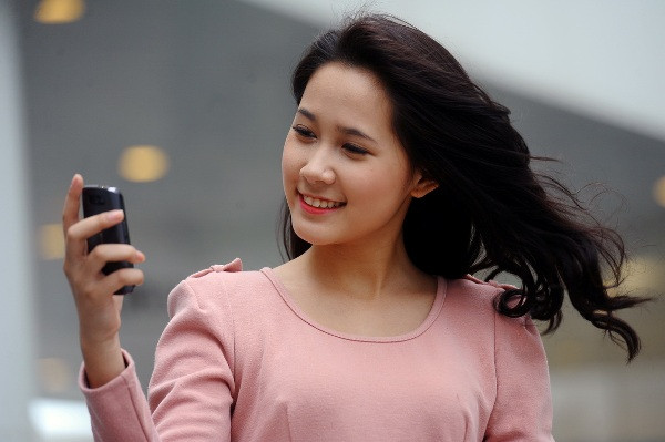 Zalo đánh dấu sự trở lại bằng phiên bản chính thức vào tháng 12 và nhanh chóng vươn lên trị trí số 1 trên bảng xếp hạng của App Store vào tháng 1/2012, rồi cán mốc 1 triệu người dùng đầu tháng 3. Zalo đánh dấu sự trở lại bằng phiên bản chính thức vào tháng 12 và nhanh chóng vươn lên trị trí số 1 trên bảng xếp hạng của App Store vào tháng 1/2012, rồi cán mốc 1 triệu người dùng đầu tháng 3.