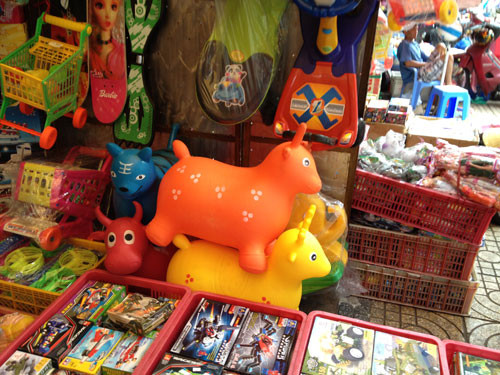 Đồ chơi thú nhún bị phát hiện chứa chất độc hại đã bị nước ngoài thu hồi, tiêu hủy nhưng tại Việt Nam hàng này vẫn lên kệ siêu thị. Đồ chơi thú nhún bị phát hiện chứa chất độc hại đã bị nước ngoài thu hồi, tiêu hủy nhưng tại Việt Nam hàng này vẫn lên kệ siêu thị.