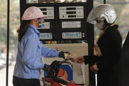 Việc kinh doanh xăng dầu lỗ - lãi thế nào là điều người dân không thể giám sát. Việc kinh doanh xăng dầu lỗ - lãi thế nào là điều người dân không thể giám sát.