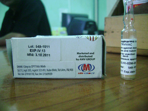 Hộp và lọ vắc-xin hết hạn sử dụng đã tiêm cho em Phan T.T vào sáng 20/5
