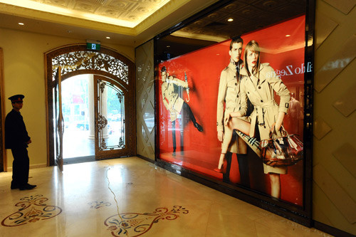 Tuy ồn ào về mặt truyền thông nhưng IPP lại đang dưới cơ đối thủ Openasia Group trong cuộc chiến phân phối hàng hiệu tại Việt Nam.