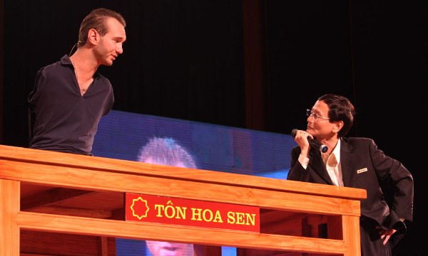 Trước câu hỏi thắng thắn của ông Vũ Văn Tiền, Chủ tịch HĐQT An Bình Bank (phải): “Nick hiểu gì về nền kinh tế Việt Nam?”, Nick Vujicic tỏ ra khá lúng túng và thừa nhận: Tôi không hiểu quá sâu về vấn đề của quý vị..