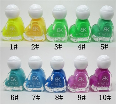 Sơn móng tay dạ quang với đủ màu sắc. Sơn móng tay dạ quang với đủ màu sắc.