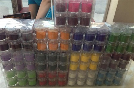 Các hộp nail nhung không nhãn mác được chào bán trên mạng. Các hộp nail nhung không nhãn mác được chào bán trên mạng.