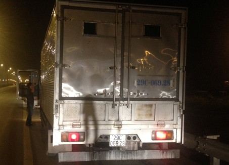 Xe chở cá bị kiểm tra trong đêm. Xe chở cá bị kiểm tra trong đêm.