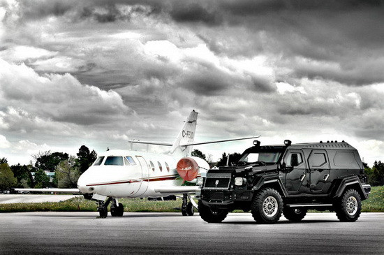 Mẫu siêu SUV đến từ Canada ứng dụng khung gầm của Ford F550, bình nhiên liệu 151 lít, hộp số tự động 5 cấp và hệ dẫn động 4 bánh Mẫu siêu SUV đến từ Canada ứng dụng khung gầm của Ford F550, bình nhiên liệu 151 lít, hộp số tự động 5 cấp và hệ dẫn động 4 bánh