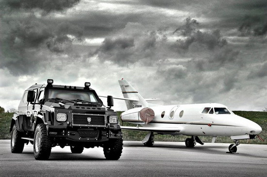 Conquest đã đưa ra một định nghĩa mới về những chiếc xe sang trọng của tương lai thông qua mẫu SUV được chế tạo thủ công và mang trên mình lớp “áo giáp” siêu an toàn Knight XV. Trái tim của chiếc xe là khối động cơ V10, dung tích 6,8 lít chạy bằng ethanol. Conquest đã đưa ra một định nghĩa mới về những chiếc xe sang trọng của tương lai thông qua mẫu SUV được chế tạo thủ công và mang trên mình lớp “áo giáp” siêu an toàn Knight XV. Trái tim của chiếc xe là khối động cơ V10, dung tích 6,8 lít chạy bằng ethanol.