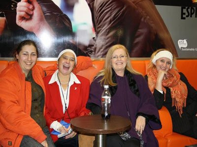 2. Thưởng thức văn học, nghệ thuật và văn hóa: Sân bay Schiphol ở Amsterdam: Tại đây bạn có thể đi dọc Đại lộ Hà Lan nơi có một thư viện mà bạn có thể đọc 1200 đầu sách được dịch sang 29 thứ tiếng, xem phim trên những Ipad được trang bị sẵn hoặc tải phim để xem trong chuyến bay tới. Bạn cũng có thể chơi bài poke ở sòng bạc hoặc đi mát-xa thư giãn. Ngoài ra bạn cũng có thể được chiêm ngưỡng bộ sưu tập những tác phẩm nghệ thuật vĩnh cửu của các bậc thầy người Hà Lan cũng như sự thay đổi thú vị về nội quy cho mượn sách ở bảo tàng Rijksmuseum Amsterdam. Giờ mở cửa từ 6 giờ sáng đến 8 giờ tối. Miễn phí vé vào cửa. 2. Thưởng thức văn học, nghệ thuật và văn hóa: Sân bay Schiphol ở Amsterdam: Tại đây bạn có thể đi dọc Đại lộ Hà Lan nơi có một thư viện mà bạn có thể đọc 1200 đầu sách được dịch sang 29 thứ tiếng, xem phim trên những Ipad được trang bị sẵn hoặc tải phim để xem trong chuyến bay tới. Bạn cũng có thể chơi bài poke ở sòng bạc hoặc đi mát-xa thư giãn. Ngoài ra bạn cũng có thể được chiêm ngưỡng bộ sưu tập những tác phẩm nghệ thuật vĩnh cửu của các bậc thầy người Hà Lan cũng như sự thay đổi thú vị về nội quy cho mượn sách ở bảo tàng Rijksmuseum Amsterdam. Giờ mở cửa từ 6 giờ sáng đến 8 giờ tối. Miễn phí vé vào cửa.