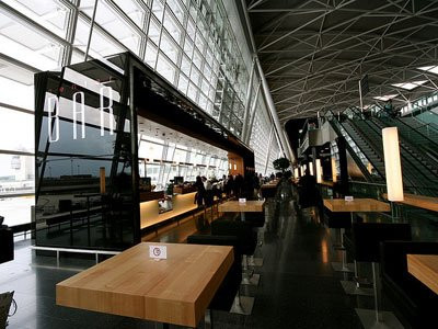 4. Cung cấp dịch vụ khuân vác riêng: Sân bay Quốc tế Zurich: Vốn dĩ sân bay Thụy Sĩ này cung cấp các dịch vụ ngân hàng, bưu điện, mạng không dây, các trung tâm y tế và nha khoa, các nhà thuốc, những phòng cầu nguyện và cả phòng chơi đùa đáng tin cậy. Nhưng bạn cũng có thể sử dụng dịch vụ khuân vác riêng với điều kiện là bạn phải trả thêm phí. Phu khuân vác này sẽ vận chuyển đồ giúp bạn từ bất kì vị trí nào ở sân bay đến nơi bạn muốn. Bạn nhớ phải đặt vé trước 24 tiếng. Nếu rảnh bạn có thể thuê xe đạp và trượt pa-tanh thăm thú những khu vực ngoài sân bay. 4. Cung cấp dịch vụ khuân vác riêng: Sân bay Quốc tế Zurich: Vốn dĩ sân bay Thụy Sĩ này cung cấp các dịch vụ ngân hàng, bưu điện, mạng không dây, các trung tâm y tế và nha khoa, các nhà thuốc, những phòng cầu nguyện và cả phòng chơi đùa đáng tin cậy. Nhưng bạn cũng có thể sử dụng dịch vụ khuân vác riêng với điều kiện là bạn phải trả thêm phí. Phu khuân vác này sẽ vận chuyển đồ giúp bạn từ bất kì vị trí nào ở sân bay đến nơi bạn muốn. Bạn nhớ phải đặt vé trước 24 tiếng. Nếu rảnh bạn có thể thuê xe đạp và trượt pa-tanh thăm thú những khu vực ngoài sân bay.