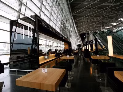 4. Cung cấp dịch vụ khuân vác riêng: Sân bay Quốc tế Zurich: Vốn dĩ sân bay Thụy Sĩ này cung cấp các dịch vụ ngân hàng, bưu điện, mạng không dây, các trung tâm y tế và nha khoa, các nhà thuốc, những phòng cầu nguyện và cả phòng chơi đùa đáng tin cậy. Nhưng bạn cũng có thể sử dụng dịch vụ khuân vác riêng với điều kiện là bạn phải trả thêm phí. Phu khuân vác này sẽ vận chuyển đồ giúp bạn từ bất kì vị trí nào ở sân bay đến nơi bạn muốn. Bạn nhớ phải đặt vé trước 24 tiếng. Nếu rảnh bạn có thể thuê xe đạp và trượt pa-tanh thăm thú những khu vực ngoài sân bay.