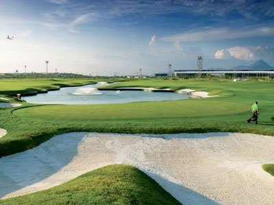 1. Chơi golf, game và xem phim 3D: Sân bay Quốc tế Hồng Kông: Bạn có thể ngồi chờ những chuyến bay sang trong hoặc chơi golf tại Sân golf SkyCity Nine Eagles. Sân golf này mở cửa cả ngày lẫn đêm và chỉ đóng cửa khi dự báo có bão (Chi phí: 60 đô la). Nếu bạn thích chơi game thì hãy đến trung tâm thể thao i-Sports nơi bạn có thể được chơi những trò như bóng đá, bóng chuyền, golf, đấm bốc, trượt tuyết, đua xe hoặc bắn súng. (Chi phí: 1-6 đô la/1 trò chơi) Còn nếu bạn không phải người thích chơi game, hãy đi mua sắm ở khu AsiaWorldExpo rộng hơn 20.000 m2 gần đó hoặc đi xem phim 3D ở sân bay chặng đầu là IMAX. 1. Chơi golf, game và xem phim 3D: Sân bay Quốc tế Hồng Kông: Bạn có thể ngồi chờ những chuyến bay sang trong hoặc chơi golf tại Sân golf SkyCity Nine Eagles. Sân golf này mở cửa cả ngày lẫn đêm và chỉ đóng cửa khi dự báo có bão (Chi phí: 60 đô la). Nếu bạn thích chơi game thì hãy đến trung tâm thể thao i-Sports nơi bạn có thể được chơi những trò như bóng đá, bóng chuyền, golf, đấm bốc, trượt tuyết, đua xe hoặc bắn súng. (Chi phí: 1-6 đô la/1 trò chơi) Còn nếu bạn không phải người thích chơi game, hãy đi mua sắm ở khu AsiaWorldExpo rộng hơn 20.000 m2 gần đó hoặc đi xem phim 3D ở sân bay chặng đầu là IMAX.