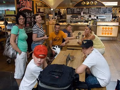 5. Thư giãn cùng lịch sử: Sân bay Munich: Ở đây có chiếc Christoph 1 màu vàng đặc biệt – một trong những chiếc trực thăng đầu tiên có dịch vụ cứu hộ trên không tốc độ cao với ba chiếc máy bay lịch sử: Douglas DC-3, Junkers JU 52 và chiếc Super Constellation. (Chi phí: 1 euro). Nếu không có hứng thú với lịch sử thì bạn có thể xem những trận đấu bóng chuyền bãi biển, chơi golf mini. Còn nếu muốn gì đó “lạ” thì bạn có thể đi lượn xung quanh sân bay để xem những đồ vật mà các sĩ quan hải quan thu của những vị khách du lịch.