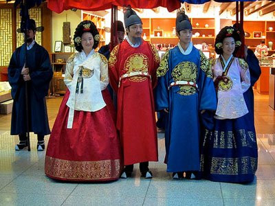 6. Thưởng thức văn hóa và tận hưởng sự thoải mái: Sân bay Quốc tế Incheon ở Seoul: Ở đây bạn có thể thư giãn ở spa, đánh bài ở sòng bạc hoặc cảm nhận văn hóa truyền thống của Hàn Quốc. Bạn sẽ có cơ hội ngắm những đồ tạo tác của Khổng Tử, những kho báu Phật giáo, những trang phục truyền thống dưới thời Chosun và những di sản khác có lịch sử đến 5000 năm. Ngoài ra còn có cuốn sách Di sản Hàn Quốc xếp theo thứ tự bảng chữ cái, trong đó có những bản in từ thời xưa như của Yong-bi-eo-chun-ga mang tên “Bài hát Rồng bay lên Thiên đàng”. Hãy lắng nghe những nhạc cụ đặc biệt của Hàn Quốc và thưởng thức những màn biểu diễn truyền thống. 6. Thưởng thức văn hóa và tận hưởng sự thoải mái: Sân bay Quốc tế Incheon ở Seoul: Ở đây bạn có thể thư giãn ở spa, đánh bài ở sòng bạc hoặc cảm nhận văn hóa truyền thống của Hàn Quốc. Bạn sẽ có cơ hội ngắm những đồ tạo tác của Khổng Tử, những kho báu Phật giáo, những trang phục truyền thống dưới thời Chosun và những di sản khác có lịch sử đến 5000 năm. Ngoài ra còn có cuốn sách Di sản Hàn Quốc xếp theo thứ tự bảng chữ cái, trong đó có những bản in từ thời xưa như của Yong-bi-eo-chun-ga mang tên “Bài hát Rồng bay lên Thiên đàng”. Hãy lắng nghe những nhạc cụ đặc biệt của Hàn Quốc và thưởng thức những màn biểu diễn truyền thống.