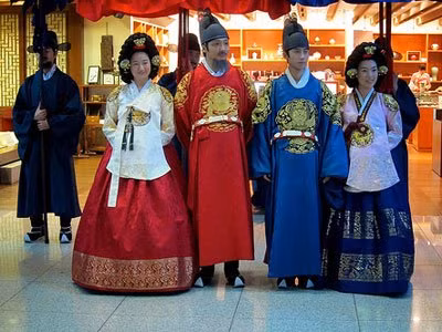 6. Thưởng thức văn hóa và tận hưởng sự thoải mái: Sân bay Quốc tế Incheon ở Seoul: Ở đây bạn có thể thư giãn ở spa, đánh bài ở sòng bạc hoặc cảm nhận văn hóa truyền thống của Hàn Quốc. Bạn sẽ có cơ hội ngắm những đồ tạo tác của Khổng Tử, những kho báu Phật giáo, những trang phục truyền thống dưới thời Chosun và những di sản khác có lịch sử đến 5000 năm. Ngoài ra còn có cuốn sách Di sản Hàn Quốc xếp theo thứ tự bảng chữ cái, trong đó có những bản in từ thời xưa như của Yong-bi-eo-chun-ga mang tên “Bài hát Rồng bay lên Thiên đàng”. Hãy lắng nghe những nhạc cụ đặc biệt của Hàn Quốc và thưởng thức những màn biểu diễn truyền thống.