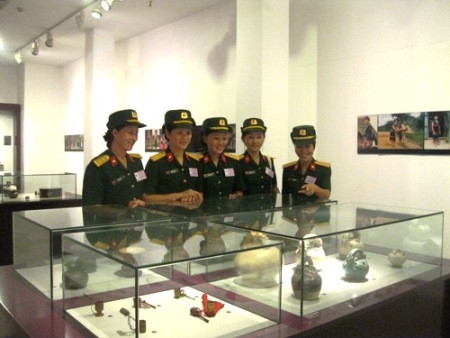 Hội phụ nữ cơ sở các cơ quan, đơn vị trong Binh chủng đã tổ chức gặp mặt, cùng nhau ôn lại lịch sử truyền thống, sự ra đời ngày quốc tế phụ nữ, giao lưu văn nghệ, thi đấu thể thao... ẢNH: Phụ nữ Lữ đoàn xe tăng 215 tham quan, học tập tại bảo tàng Phụ nữ Việt Nam Hội phụ nữ cơ sở các cơ quan, đơn vị trong Binh chủng đã tổ chức gặp mặt, cùng nhau ôn lại lịch sử truyền thống, sự ra đời ngày quốc tế phụ nữ, giao lưu văn nghệ, thi đấu thể thao... ẢNH: Phụ nữ Lữ đoàn xe tăng 215 tham quan, học tập tại bảo tàng Phụ nữ Việt Nam