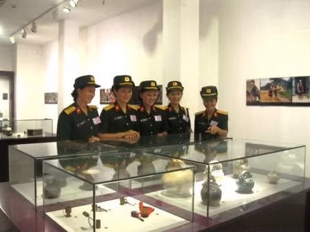 Hội phụ nữ cơ sở các cơ quan, đơn vị trong Binh chủng đã tổ chức gặp mặt, cùng nhau ôn lại lịch sử truyền thống, sự ra đời ngày quốc tế phụ nữ, giao lưu văn nghệ, thi đấu thể thao... ẢNH: Phụ nữ Lữ đoàn xe tăng 215 tham quan, học tập tại bảo tàng Phụ nữ Việt Nam