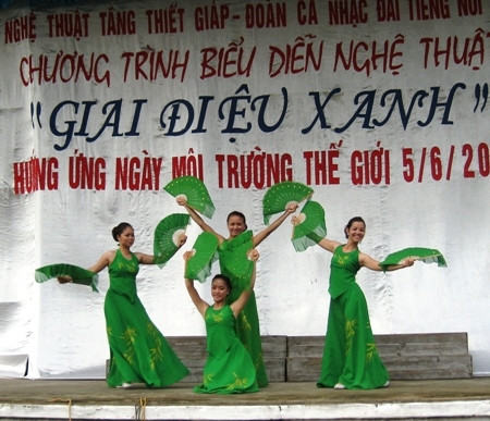 Phụ nữ Đoàn Nghệ thuật Binh chủng TTG biểu diễn ''Giai điệu xanh'' chào mừng ngày môi trường thế giới Phụ nữ Đoàn Nghệ thuật Binh chủng TTG biểu diễn ''Giai điệu xanh'' chào mừng ngày môi trường thế giới