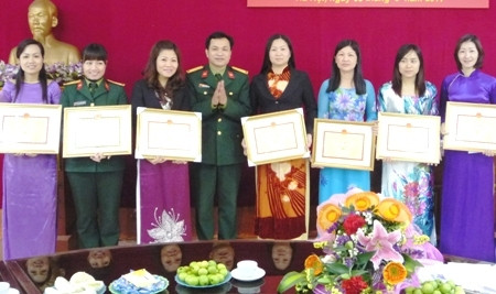 Đại tá Nguyễn Thanh Thủy, Chủ nhiệm Chính trị Binh chủng TTG tặng giấy khen cho các cá nhân đạt thành tích xuất sắc trong công tác phụ nữ Đại tá Nguyễn Thanh Thủy, Chủ nhiệm Chính trị Binh chủng TTG tặng giấy khen cho các cá nhân đạt thành tích xuất sắc trong công tác phụ nữ