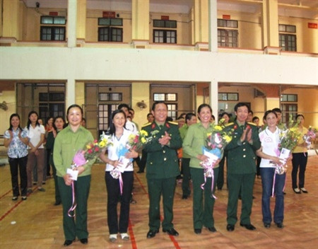 Thủ trưởng Bộ Tư lệnh Binh chủng TTG tặng hoa động viên hội phụ nữ khối cơ quan Bộ Tư lệnh Binh chủng TTG thi đấu thể thao môn cầu lông Thủ trưởng Bộ Tư lệnh Binh chủng TTG tặng hoa động viên hội phụ nữ khối cơ quan Bộ Tư lệnh Binh chủng TTG thi đấu thể thao môn cầu lông